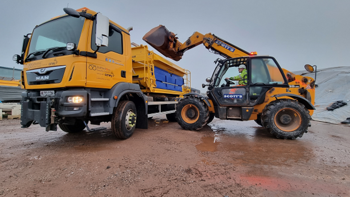Gritter loading 2